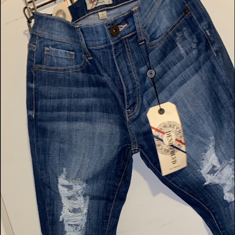 Frayed hem distressed stretchy skinny jeans